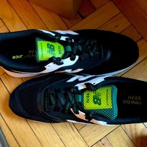 Men’s New Balance Sneakers Size 7 black,wht & grn